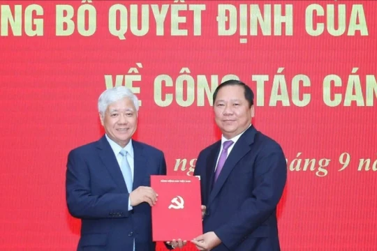 Công bố quyết định của Bộ Chính trị về công tác cán bộ