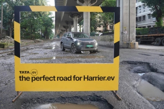 Hãng ôtô dùng mặt đường đầy ổ gà để quảng bá xe điện