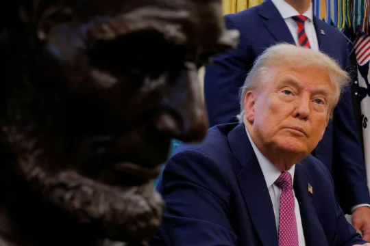 Ông Donald Trump miễn thuế nhập khẩu đối với một số nước