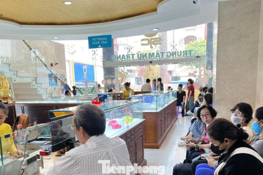 Khuyến cáo việc người dân xếp hàng mua vàng