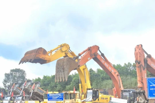 Cao tốc 8.500 tỷ khởi công gần 1 tháng, nhưng chưa có... mặt bằng thi công