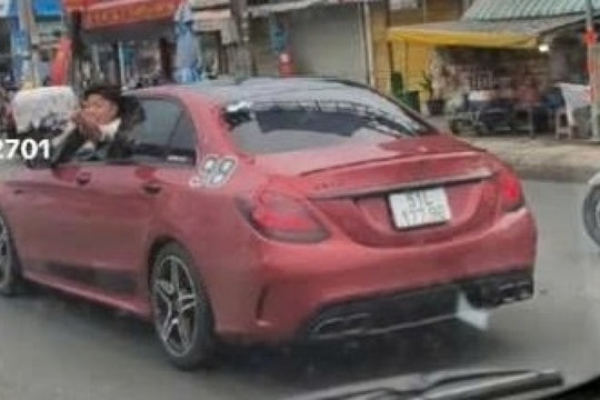 Truy tìm tài xế Mercedes lạng lách, tạt đầu rồi nhoài người chửi tài xế xe tải