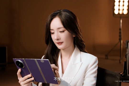 Huawei ra mắt smartphone gập ba giá hơn 81 triệu đồng
