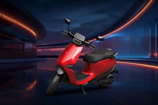 Cận cảnh xe máy điện trang bị ADAS như ô tô, pin 'trâu': Chạy tới 320 km/lần sạc, giá mềm bất ngờ