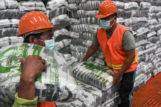 Nền kinh tế lớn nhất Đông Nam Á bất ngờ hoãn nhập khẩu 1,2 triệu tấn đường: Chuyện gì đã xảy ra?