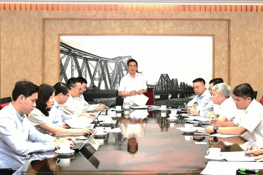 Phó Thủ tướng yêu cầu minh bạch giá vàng, nghiên cứu thành lập sàn vàng