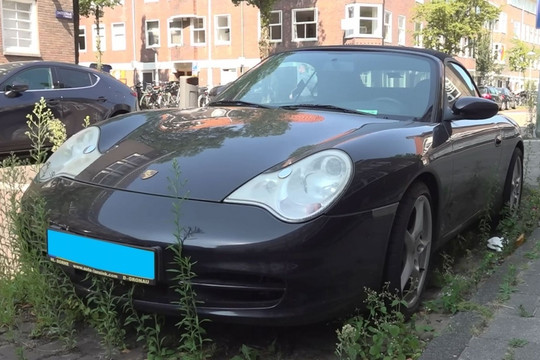 Xót xa siêu xe Porsche 911 tiền tỷ bị bỏ hoang, chủ xe mất tích không thể liên hệ
