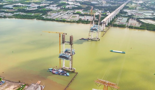 Sắp thành hình cầu dây văng tĩnh không cao nhất Việt Nam, kết nối đến siêu sân bay 16 tỷ USD