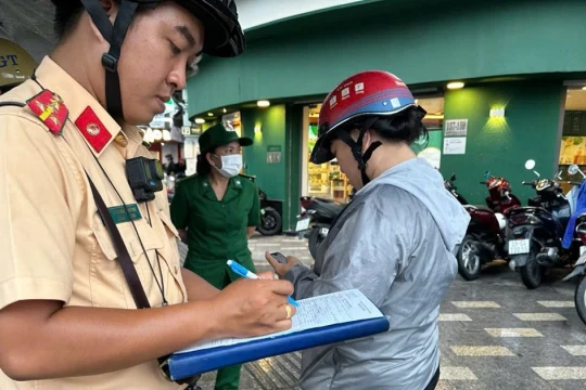 Chạy xe lên vỉa hè, nhiều người nhận mức phạt đến 6 triệu đồng
