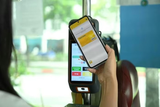 Từ ngày 16/9, hành khách đi xe buýt tại TP. Hồ Chí Minh có thể thanh toán vé bằng thẻ Napas