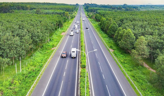 Sẽ nghiên cứu bổ sung làn đường vượt riêng trên các tuyến cao tốc