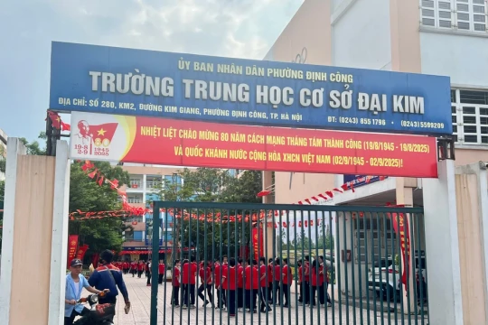 Nam sinh túm tóc, ghìm đầu cô giáo: Vì sao học sinh không can ngăn?