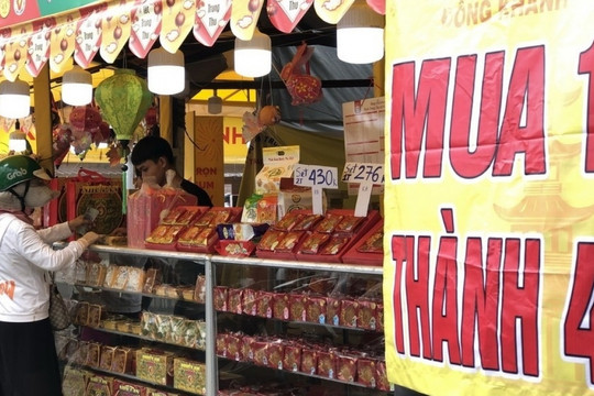 Bánh Trung thu đại hạ giá 'ế chỏng chơ', riêng mặt hàng này khách mua chen nhau đến nghẹt thở