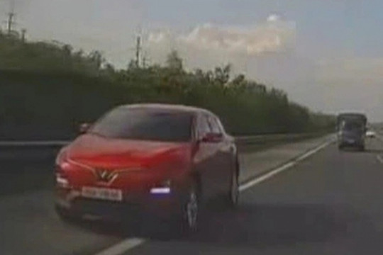 Phóng nhanh, lấn làn khẩn cấp, tạt đầu ô tô: Tài xế Ninh Bình bị 'sờ gáy' sau phản ánh nóng của người dân