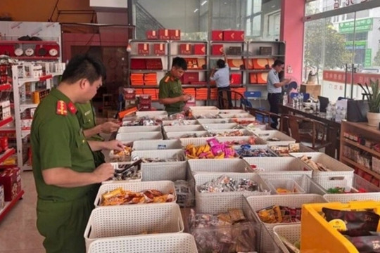 Một cửa hàng tạp hóa ở Hưng yên bày bán hơn 700 túi thực phẩm không rõ nguồn gốc