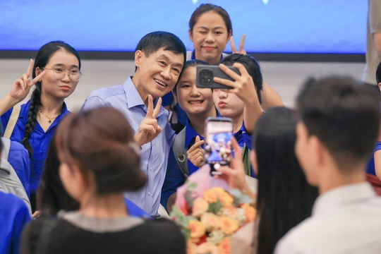Tỷ phú U80 Johnathan Hạnh Nguyễn trao món quà đặc biệt cho ‘quê hương’