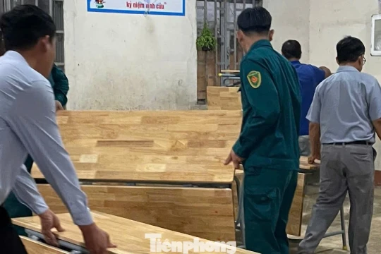 Hối hả thay bàn ghế mới sau 'Tối hậu thư' của Chủ tịch TPHCM
