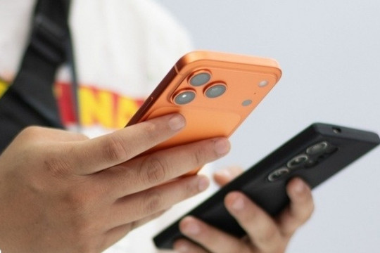 Người Việt tấp nập đi mua iPhone 17 Pro Max chính hãng, không mặn mà với hàng xách tay vì lý do này