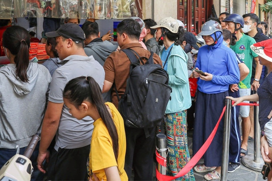 Không phải 'phố vàng', đây mới là nơi 'nóng' nhất những ngày này khi hàng trăm người kéo đến xếp hàng