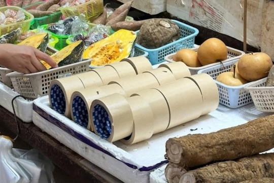 Cuộn băng dính bỗng 'cháy hàng', đua độ hot với cà chua, khoai tây trước bão Ragasa