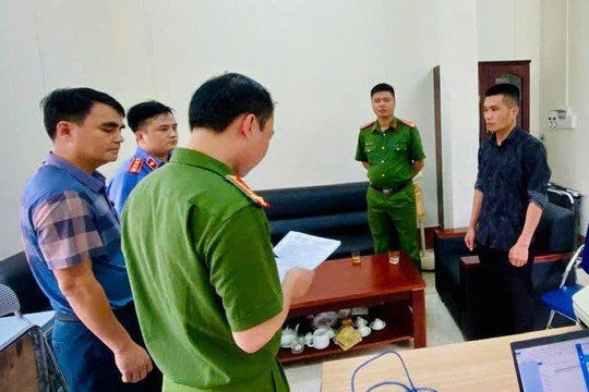 Khởi tố công chức xã sinh năm 1991