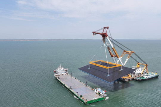 Láng giềng Việt Nam rót gần 60.000 tỷ đồng xây nhà máy điện mặt trời nổi khổng lồ, giúp cắt giảm hơn 2 triệu tấn CO2/năm