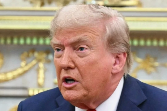 Giá vàng lao dốc, USD tăng cao do quyết định áp thuế trừng phạt của ông Trump