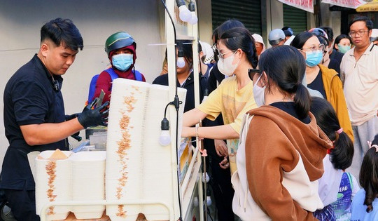 Mỗi ngày chỉ bán 1 tiếng, quầy bánh ven đường để khách chờ dài cả cây số vẫn cháy hàng
