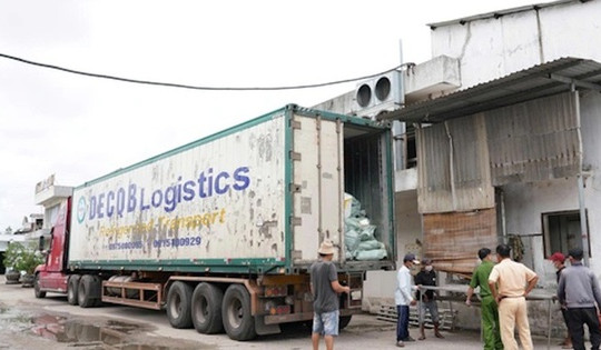 Phát hiện xe đầu kéo chở 30 tấn thịt lợn, dê và chân gà không rõ nguồn gốc