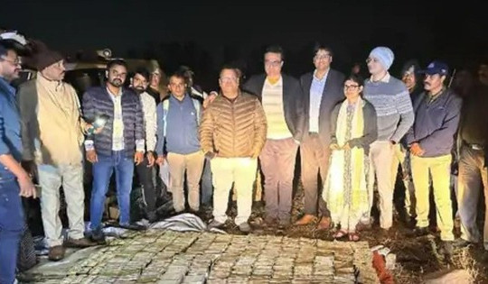 Xuất hiện chiếc Toyota Innova bên trong có chứa tới 52kg vàng, gần 30 tỷ tiền mặt bị bỏ lại ở bìa rừng