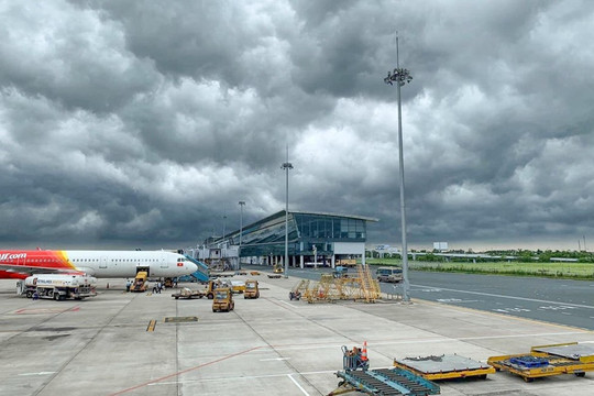 Bão Bualoi: 186 chuyến bay bị ảnh hưởng, đá từ núi cao rơi khiến đường sắt Bắc - Nam hư hỏng