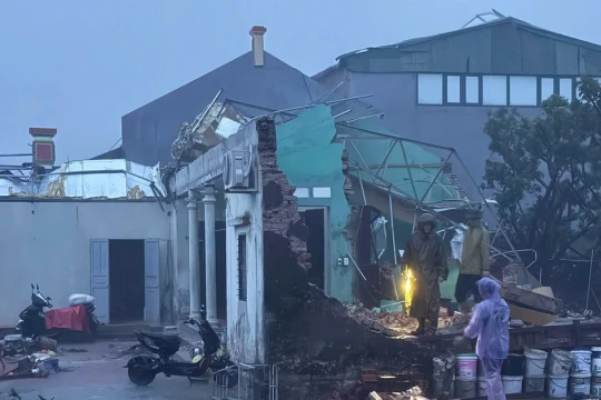 Cứu nhiều người mắc kẹt trong bão Bualoi ở Thanh Hóa