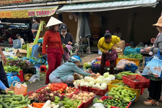 Giá rau củ 'tăng cấp' theo mưa bão
