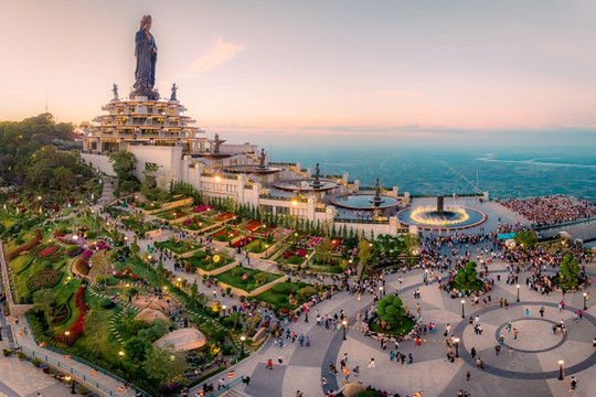 Núi Bà Đen tạm dừng hoạt động leo núi, dã ngoại