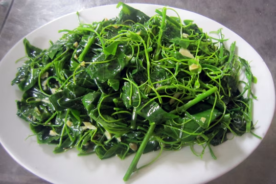 Từng là 'rau cứu đói' giờ thành đặc sản trong thực đơn nhà hàng, bán chợ mạng đến 90.000 đồng/kg