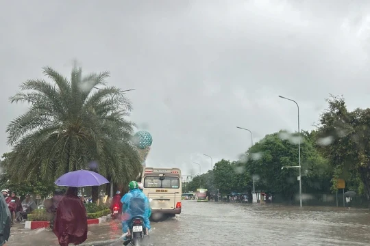 Điểm danh một số tuyến đường Hà Nội bị ngập, giao thông ùn tắc