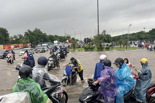 Hà Nội ngập úng cục bộ, dự báo mưa lớn đến bao giờ?
