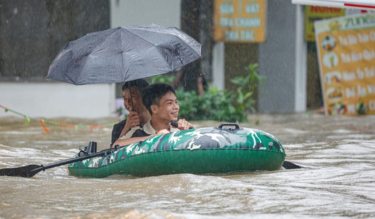 ‘Làng biệt thự triệu đô’ tiếp tục chìm trong biển nước, người dân chèo thuyền để di chuyển