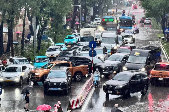 Cận cảnh Hà Nội ngập tứ bề, giao thông tê liệt, ô tô chìm nghỉm giữa biển nước