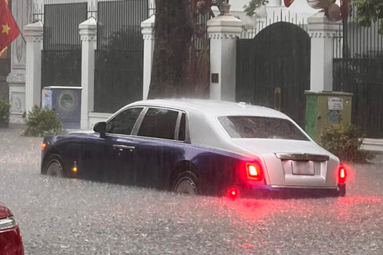 Xe siêu sang Rolls-Royce Phantom gần 25 tỷ đồng 'bất động' sau màn lội nước giữa mưa ngập