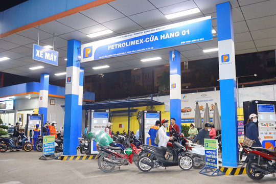 Doanh nghiệp sở hữu 5.500 cửa hàng xăng dầu tại Việt Nam phát đi thông báo mới về giá bán