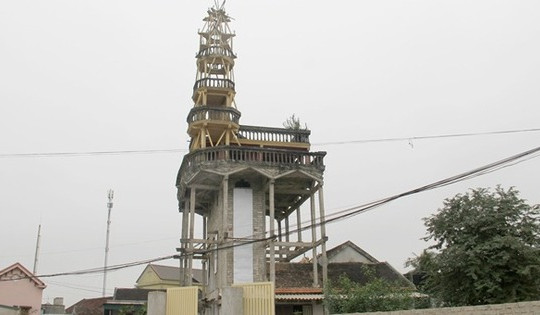 Nghệ An có một ngôi nhà 9 tầng kỳ quái: Cách xây dựng khác người, tưởng nguy hiểm mà vẫn đứng vững gần 20 năm
