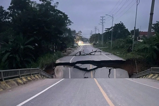 Sập cầu lớn trong đêm, toàn bộ phương tiện bị cấm qua lại