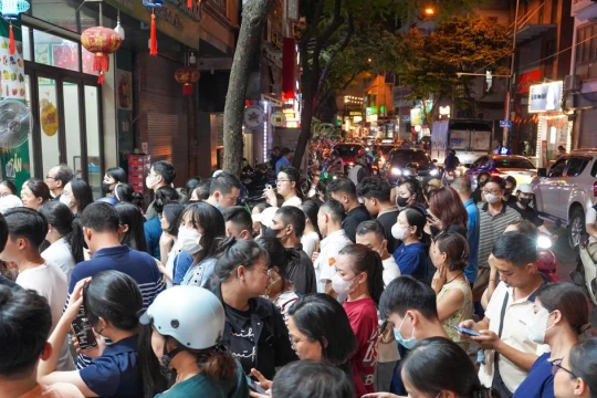 Hà Nội: Giao thông tắc nghẽn, phố đông nghịt người xếp hàng mua bánh Trung thu
