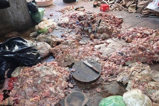 Kinh hoàng: 1,5 tấn mỡ heo chế biến ngay dưới nền nhà, bệ bếp đen quánh như dầu nhớt ở Nghệ An