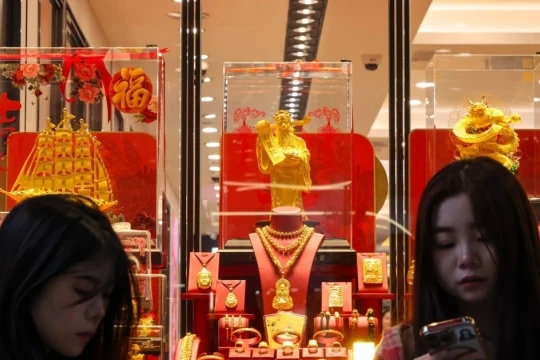 Trung Quốc: Nhà đầu tư tiếc nuối, người tiêu dùng chùn tay trong 'cơn sốt' vàng