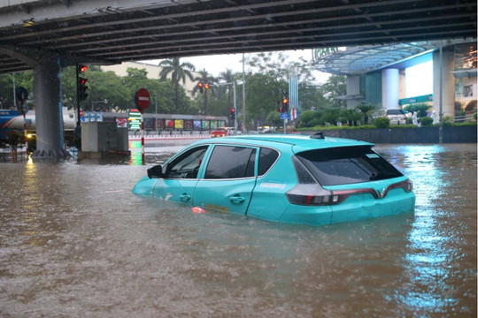 Từ cứu hộ xe ngập nước đến dịch vụ hậu mãi toàn diện, VinFast định hình chuẩn mới cho ngành ô tô Việt