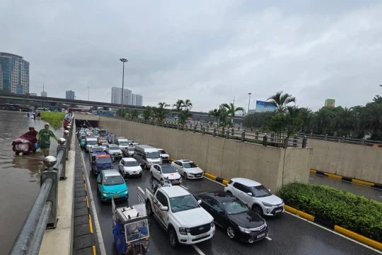 CẬP NHẬT: 54 điểm ngập sâu ở Hà Nội, người dân di chuyển bằng thuyền ở Mỹ Đình