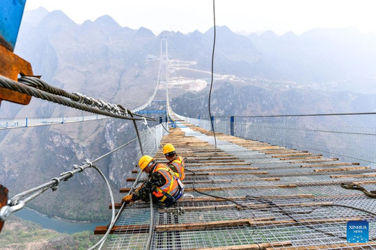 Cây cầu cao nhất thế giới vừa khánh thành 8 ngày đã phải đóng cửa khẩn cấp vì bão Matmo