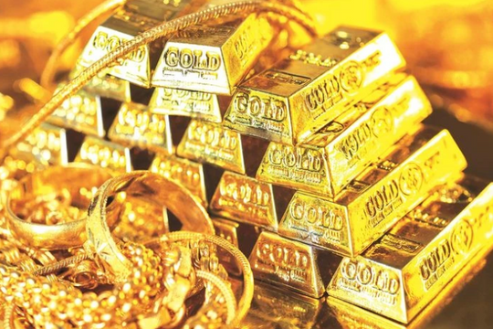 Dân Trung Quốc ùn ùn kéo đi mua vàng, giá thế giới tiến sát 4.000 USD/ounce